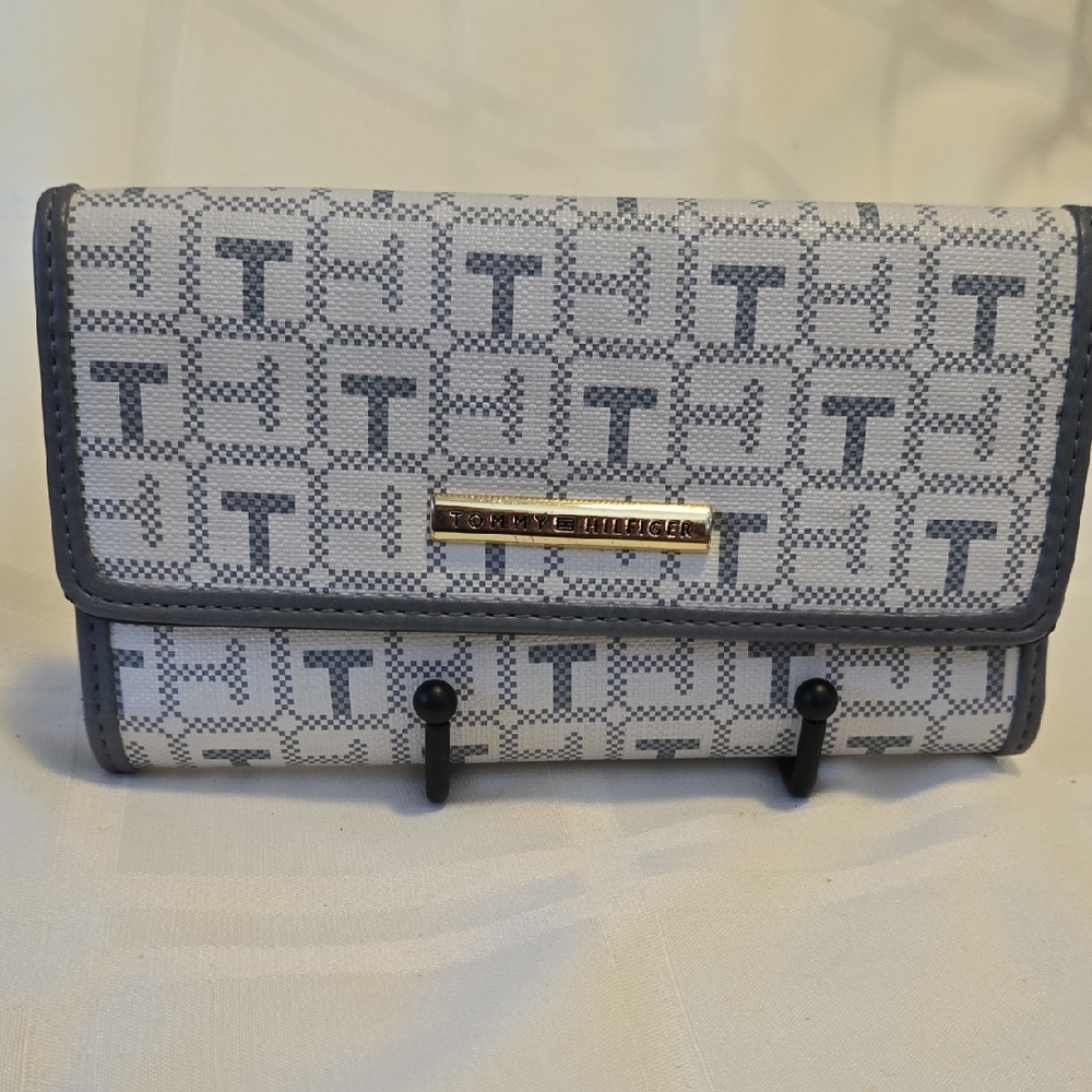 Tommy Hilfiger Monogrammed Gray Wallet